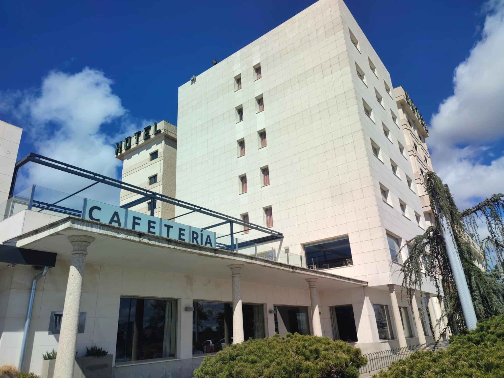 Hotel Sercotel Cuatro Postes Avila Bagian luar foto