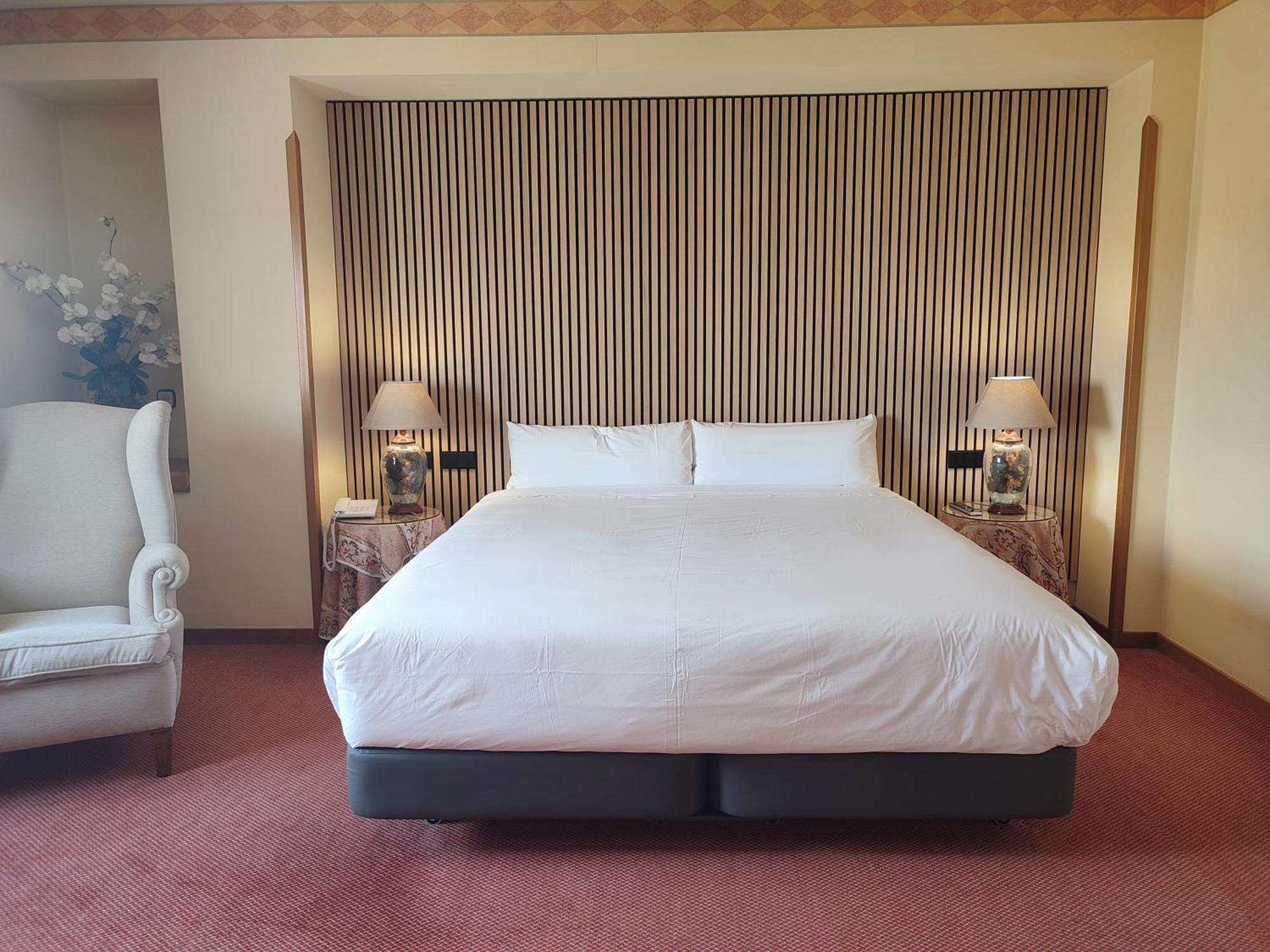 Hotel Sercotel Cuatro Postes Avila Bagian luar foto
