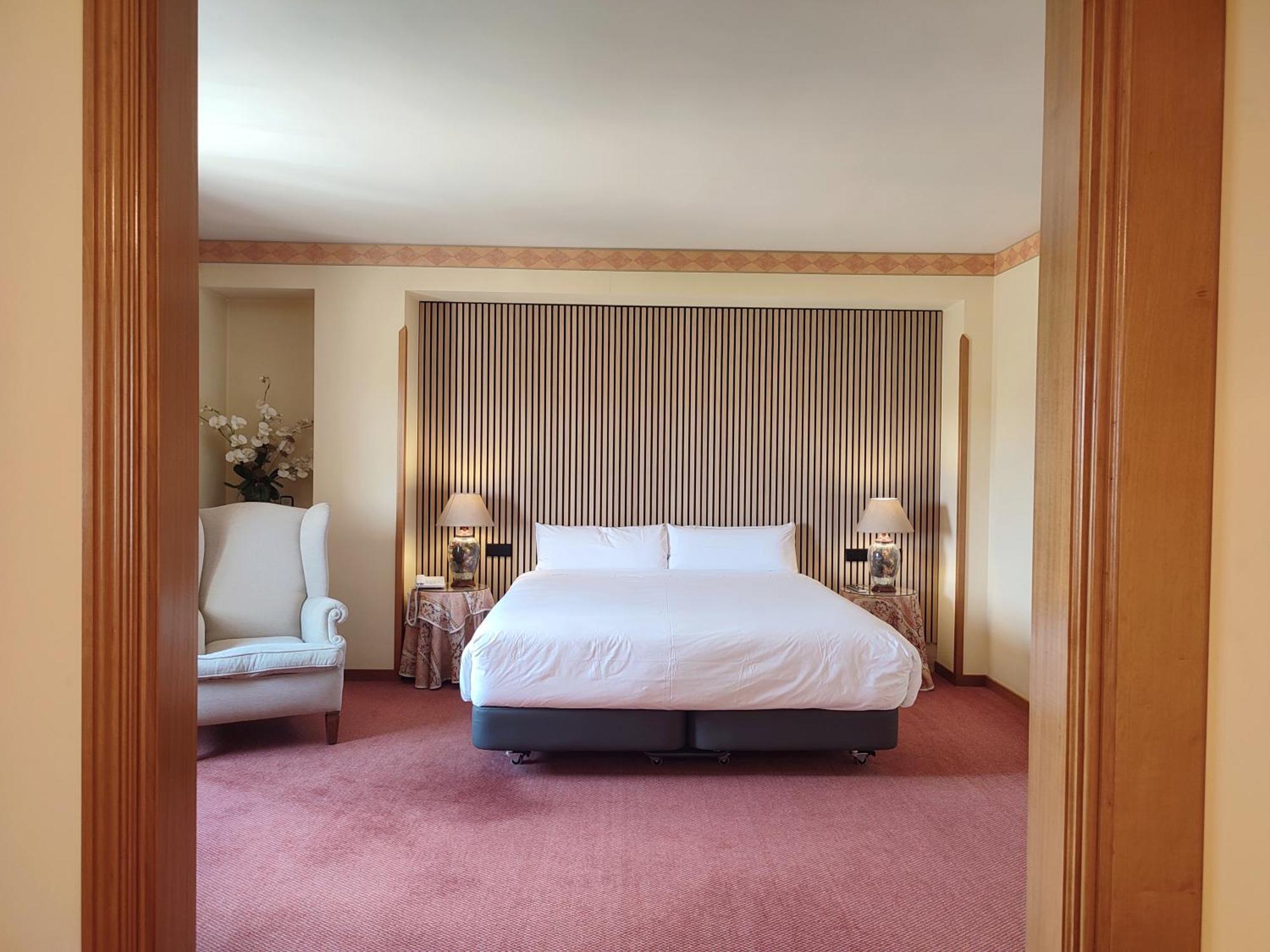 Hotel Sercotel Cuatro Postes Avila Bagian luar foto