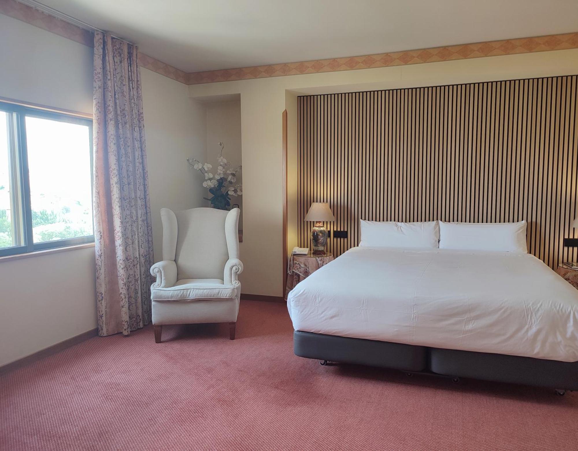 Hotel Sercotel Cuatro Postes Avila Bagian luar foto