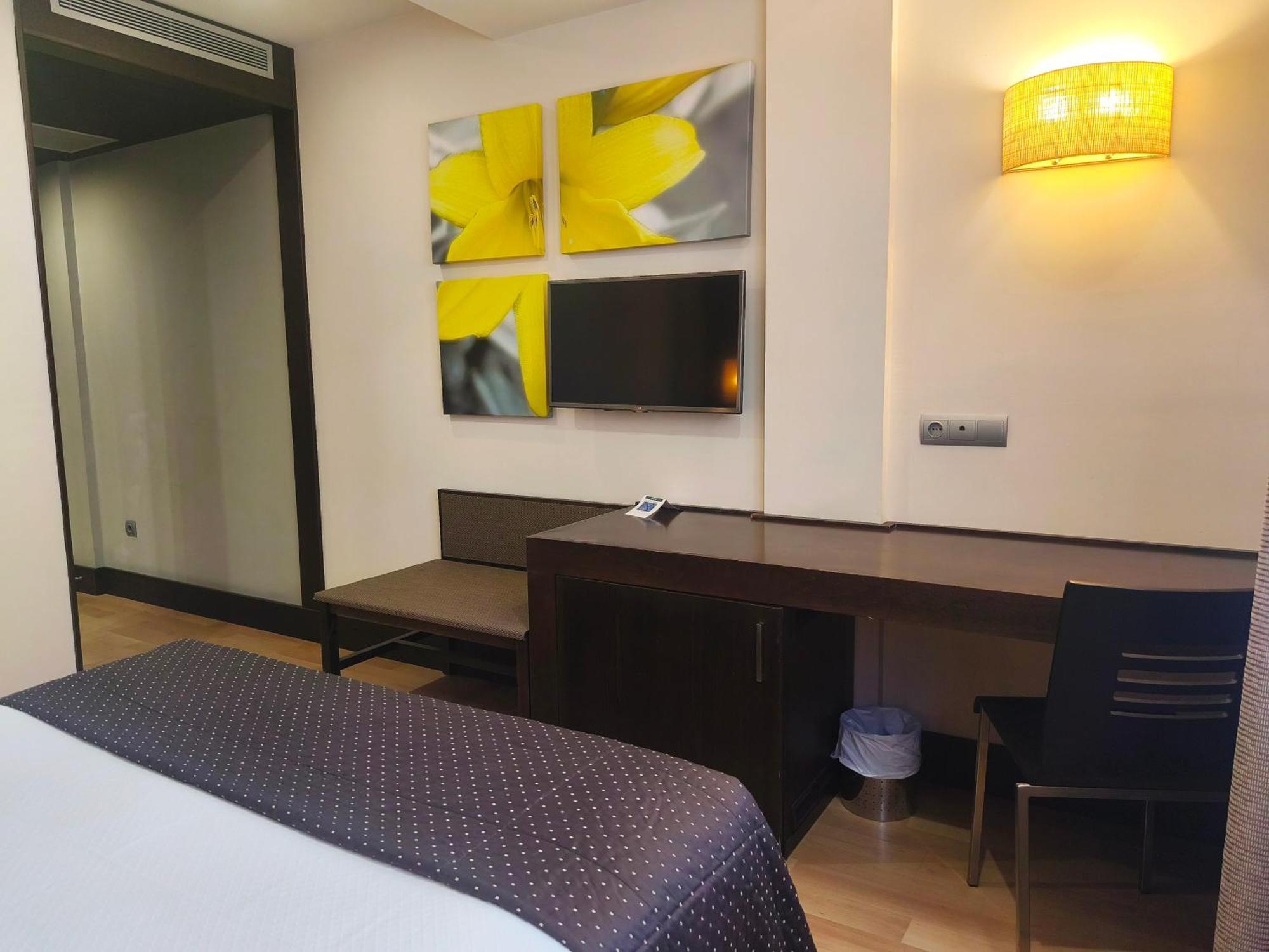 Hotel Sercotel Cuatro Postes Avila Bagian luar foto